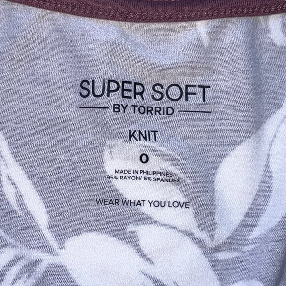 Torrid Super Soft Knit Sleeveless Floral V-Neck Top Rayon/Spandex Womens Size 0 - Picture 3 of 5